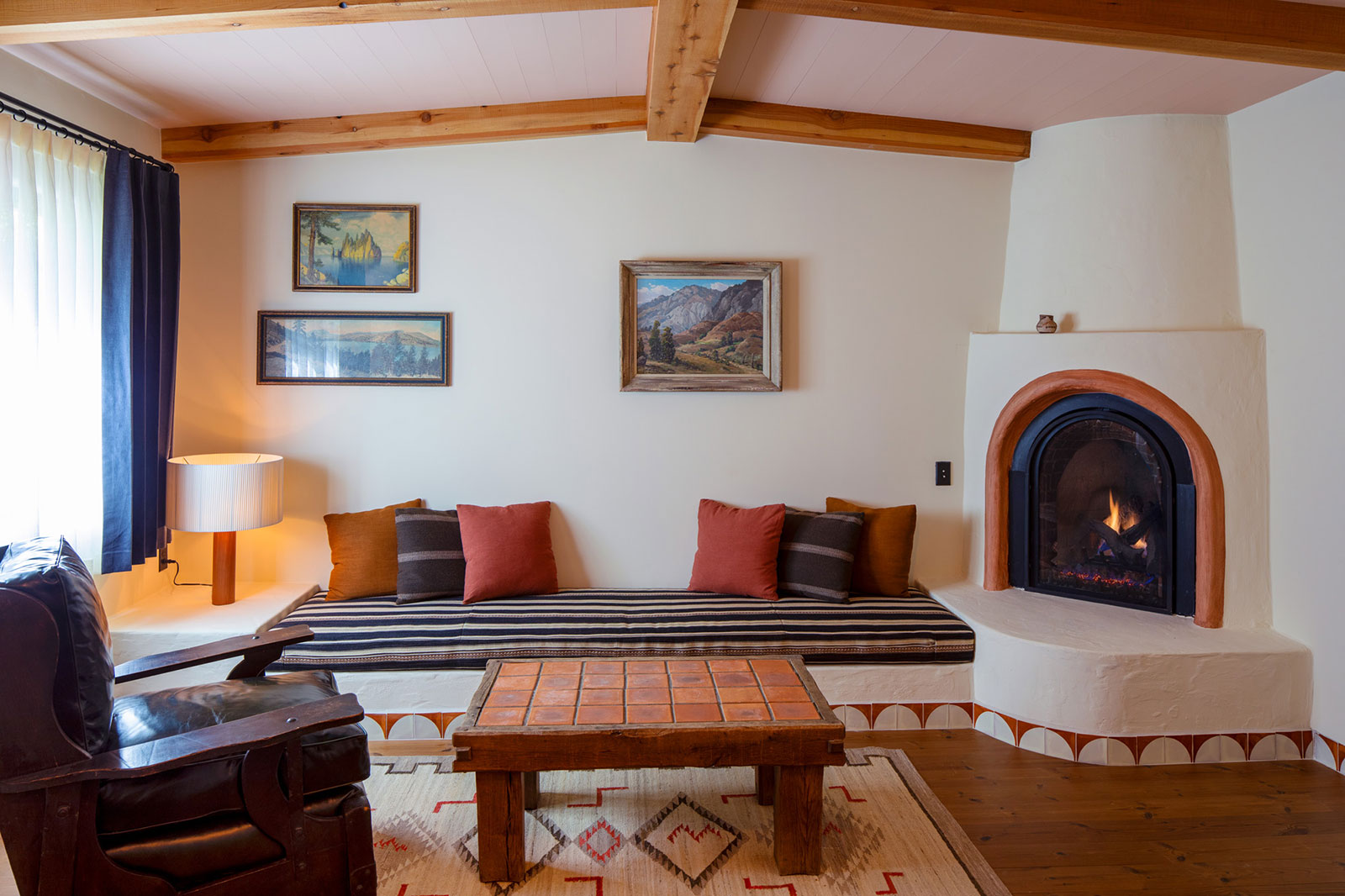 Living room of the Bungalow Suite with seating area and fireplace