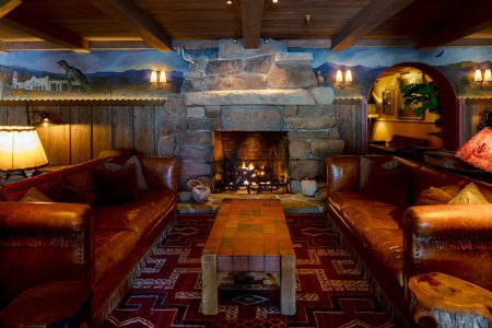 Hotel El Roblar lobby area with two leather couches and a fireplace