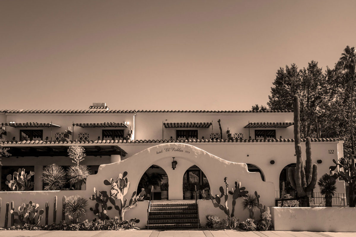 Black and white photo of Hotel El Roblar facade