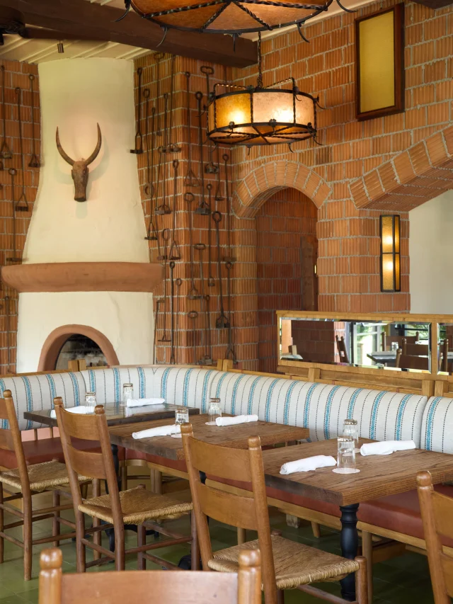 Mornings at Hotel El Roblar begin with our European Breakfast, included with your stay and served from 7–10 am. The La Cocina breakfast menu is also available à la carte from 7–11 am.